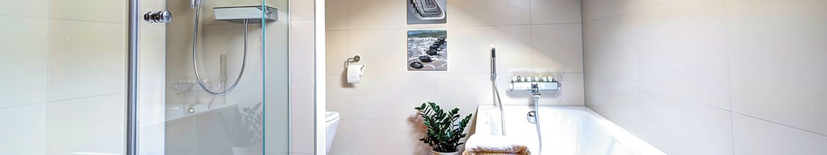 Sie möchten Ihr Bad barrierefrei umbauen lassen? Geben Sie die Sanitärtechnik in die Hände von Schoenen GmbH – Abwassertechnik aus Düren.